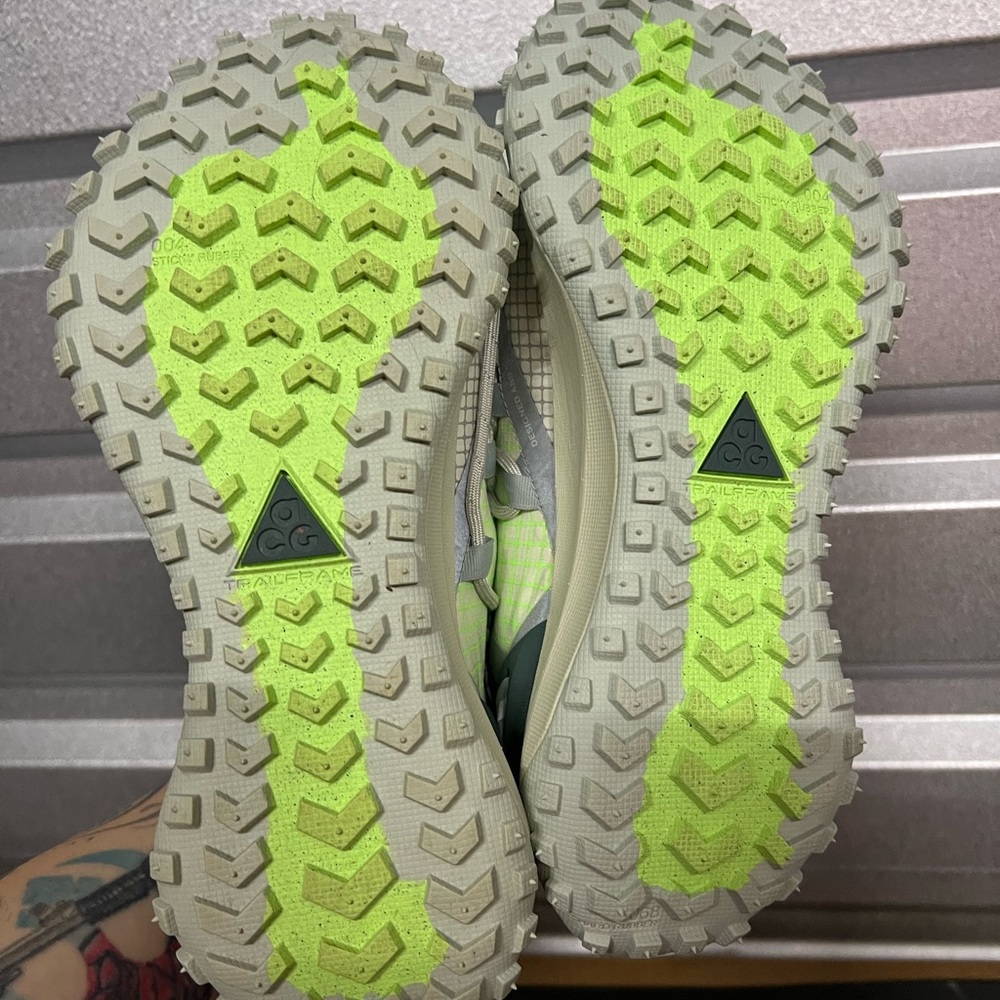 Nike ACG Lime and Gray Trail Shoes mountian fly men’s  low sea glass 7.5 - Picture 5 of 8